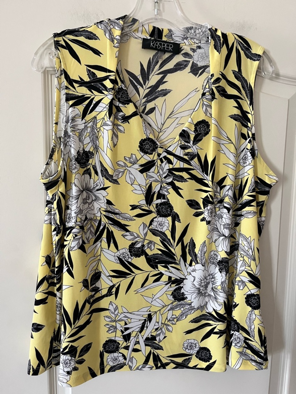 Kasper Yellow Floral V-Neck Sleeveless Summer Lightweight Top Women’s Size L